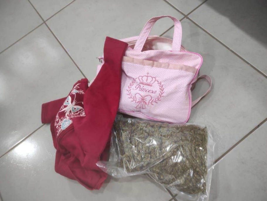 Bolsa com a droga flagrada com o estagiário - Foto: Reprodução